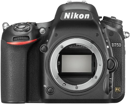 Zwarte Nikon D750 camera, vooraanzicht, lens en bediening zichtbaar.