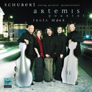 CD-Cover mit Musikern, Cello und Text. Sie stehen vor einem Gebäude mit Lichtern bei Nacht.