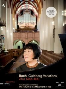 Albumcover: Bach Goldberg Variations. Eine Frau vor einer Kirche. Schwarzer Hintergrund.