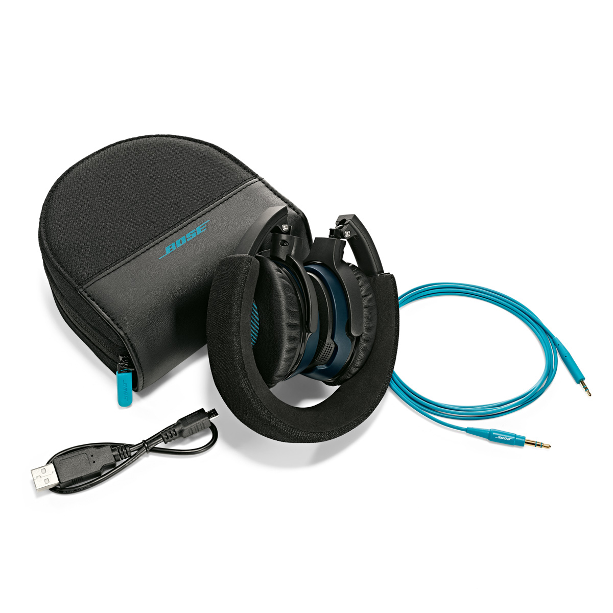 Kopfhörer, Hülle und Kabel. Schwarze Kopfhörer mit blauen Akzenten, Hülle und blaues Kabel.