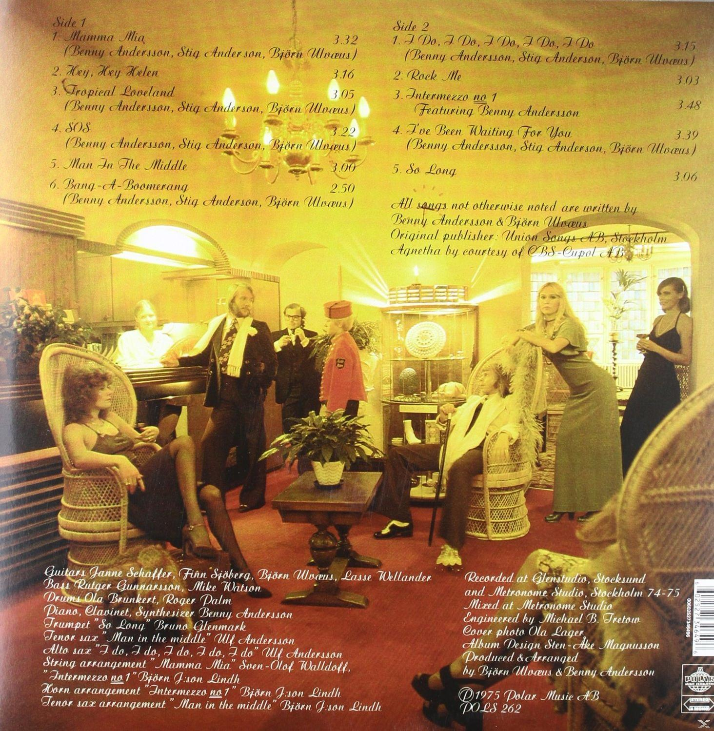 Eine Gruppe von Leuten in einem Raum. Das Cover zeigt einen Raum mit mehreren Leuten, Tischen und Stühlen.