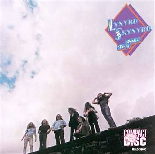 A Lynyrd Skynyrd Nuthin' Fancy albumának borítója. A zenekar tagjai a tetőn állnak. Az ég felhős, lila gyémánt logóval.