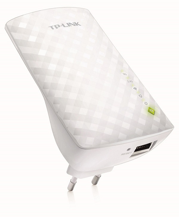 Ripetitore WiFi TP-Link bianco collegato a una presa, sfondo bianco.
