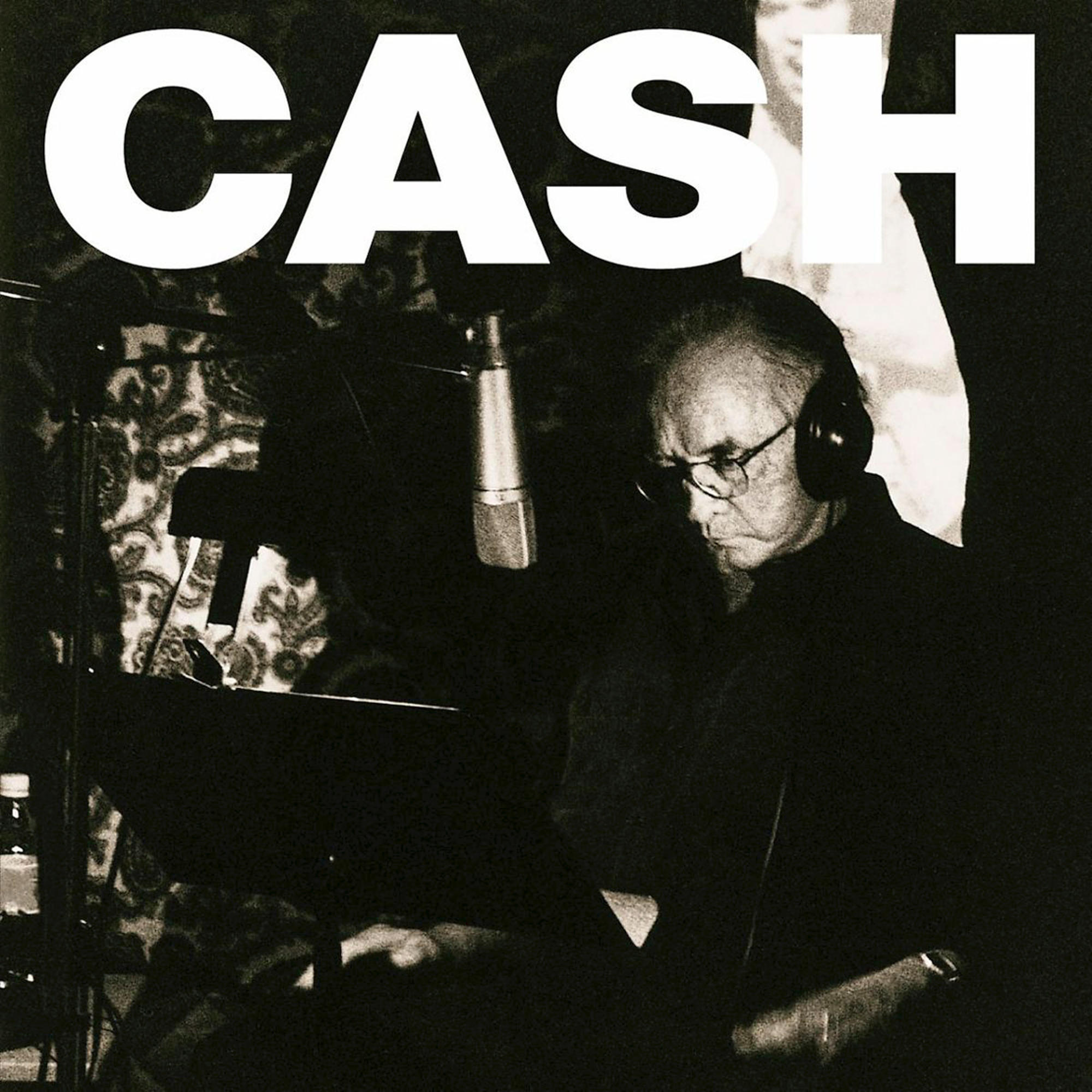 Ein Schwarz-Weiß-Foto von Johnny Cash, der Klavier spielt.
