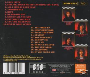 Albumcover mit Fotos von Bandmitgliedern und Songtiteln. Schwarzer Hintergrund mit Barcode unten.