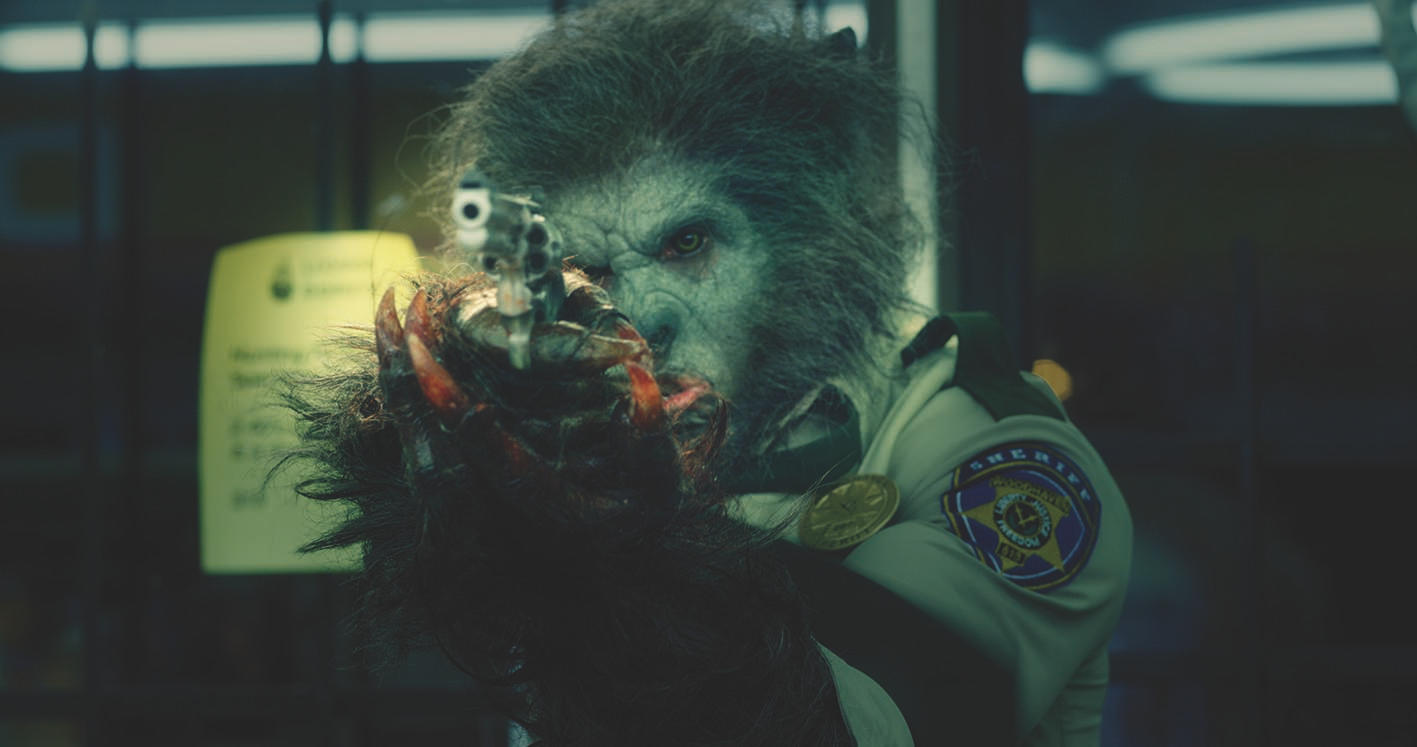 Ein Werwolf in Sheriff-Uniform zielt mit einer Waffe, hält eine blutige Hand, dunkler Hintergrund.