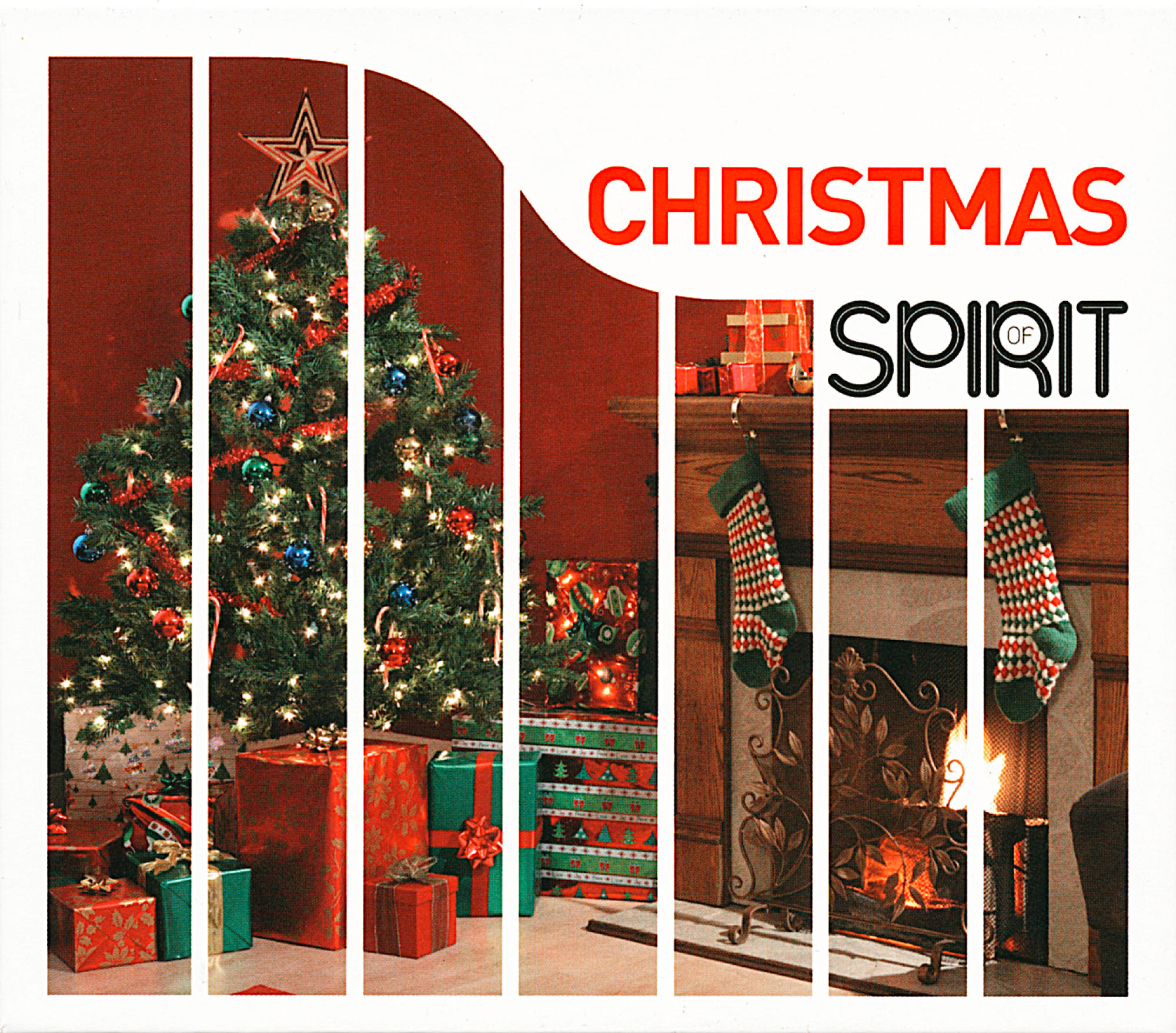 Weihnachtskarte: Weihnachtsbaum, Geschenke, Kamin mit Strümpfen und Text.