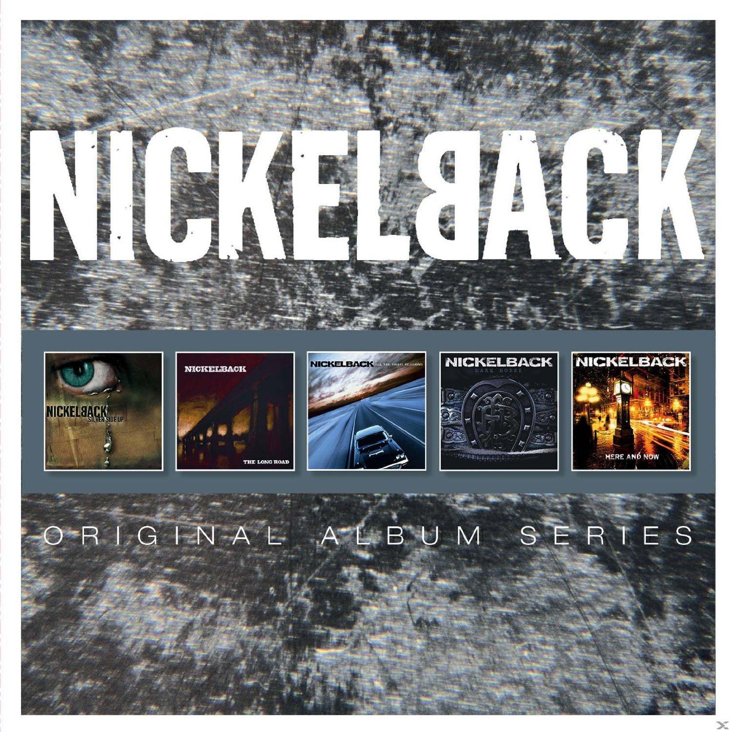 Albumcover: Nickelback-Albumserie, fünf Albumcover, Bandlogo oben.