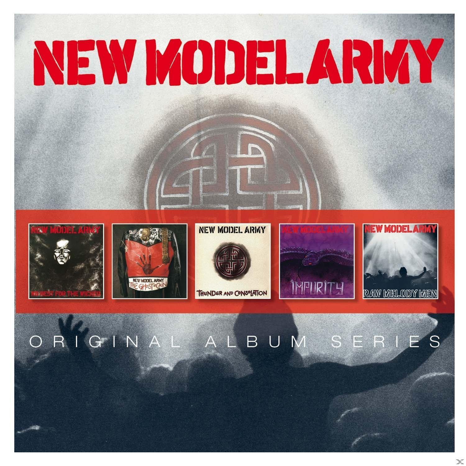 Albumcover mit Bandnamen, Logo und Albumserientitel. Enthält fünf Albumcover und eine Silhouette einer Menge.