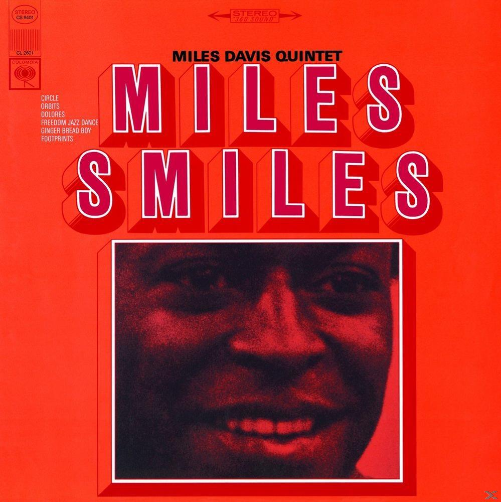 Album borító, Miles Davis portré, piros háttér, 'Miles Smiles' cím, számlista.