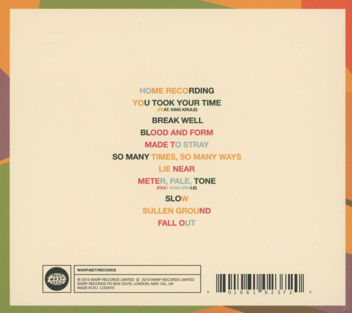 Achterkant van de cd met kleurrijke lay-out, songtitels en een logo.
