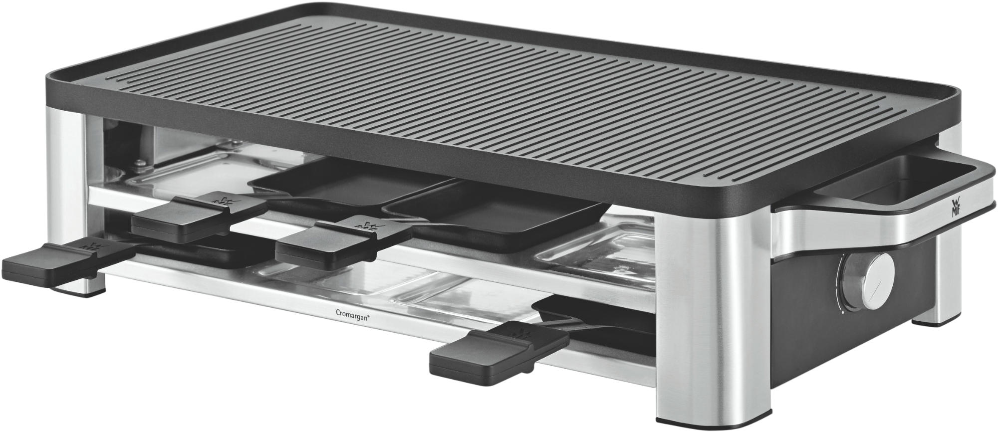 Ein silberner und schwarzer Raclette-Grill. Käsepfannen und eine Grillplatte sind sichtbar.