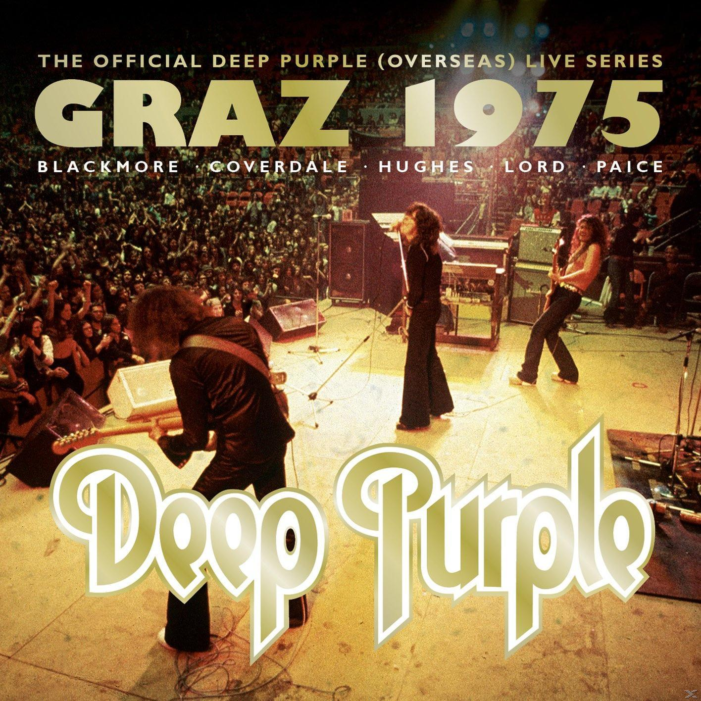 Live-Konzertfoto: Band spielt auf der Bühne, Publikum im Hintergrund, Text: Deep Purple, Graz 1975.
