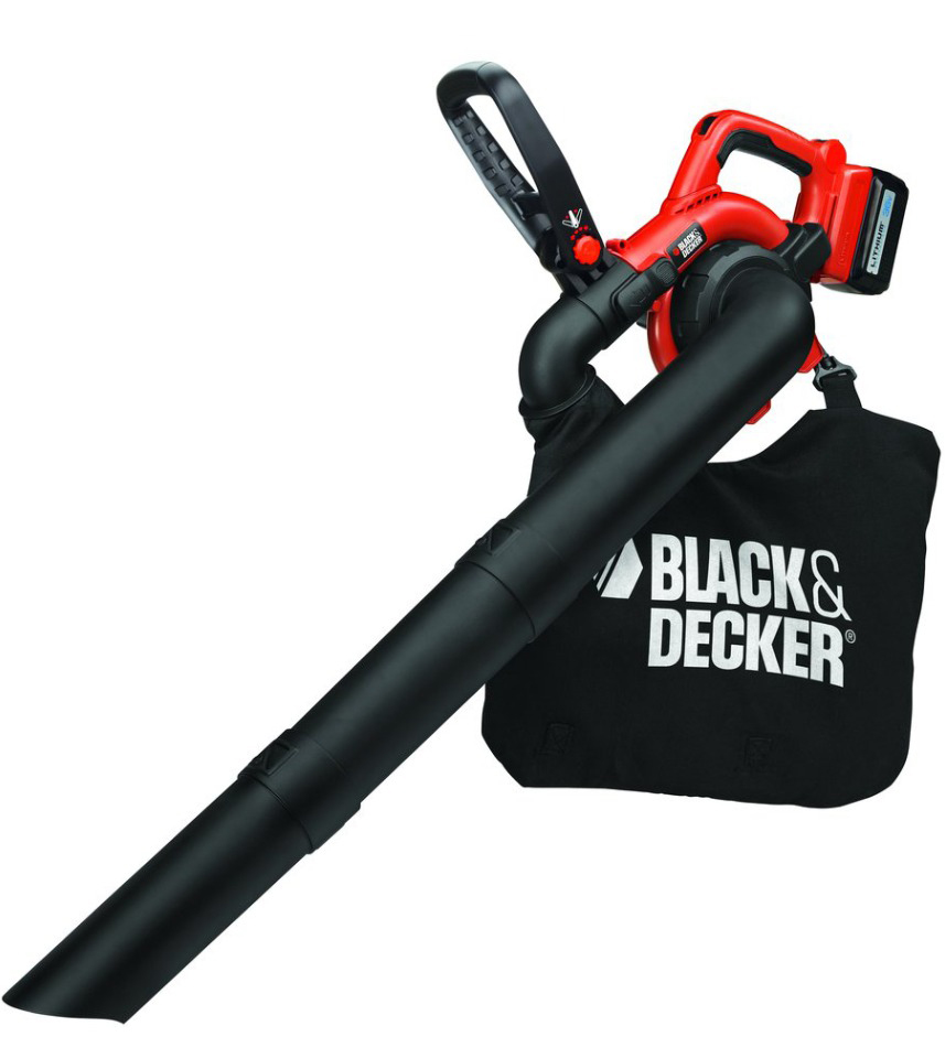Ein rot-schwarzes Laubgebläse. Es hat eine Düse und einen Beutel mit dem Black & Decker-Logo.