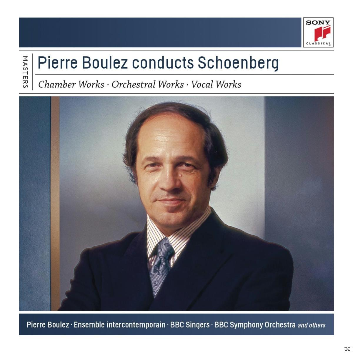 Pierre Boulez portréja sötét öltönyben és nyakkendőben, karmesterként.