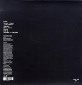 Album-Rückseite. Schwarz mit weißem Text, der schwer zu lesen ist.