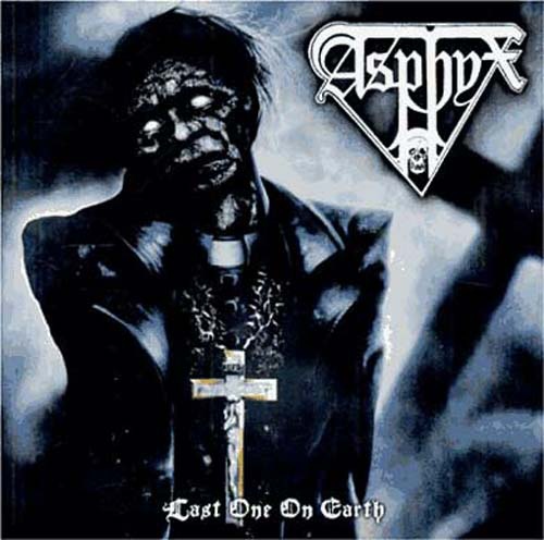 Album borító: Asphyx, 'Last One On Earth'. Kereszttel rendelkező figura, sötét esztétika, koponya. Fekete-fehér.