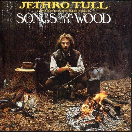Albumcover. Ein Mann sitzt am Feuer im Wald. Text lautet "Songs from the Wood" und "Jethro Tull".