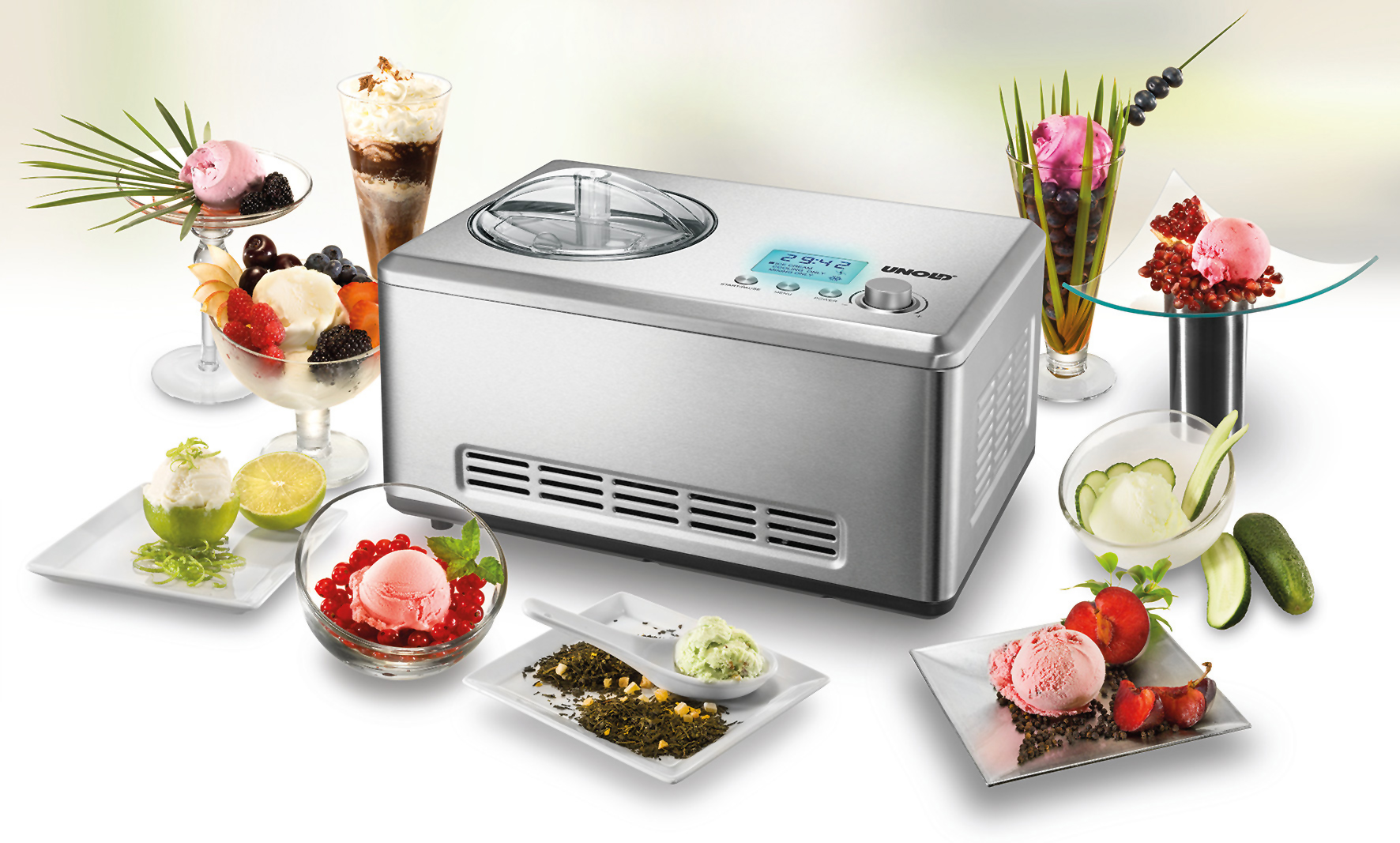 Eine Eismaschine, umgeben von verschiedenen Eiscreme-Gerichten und Garnierungen.