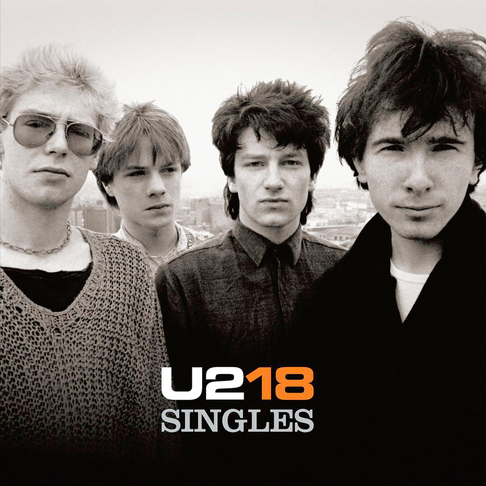 U2-Albumcover, vier Bandmitglieder in Schwarzweiß-Porträt.