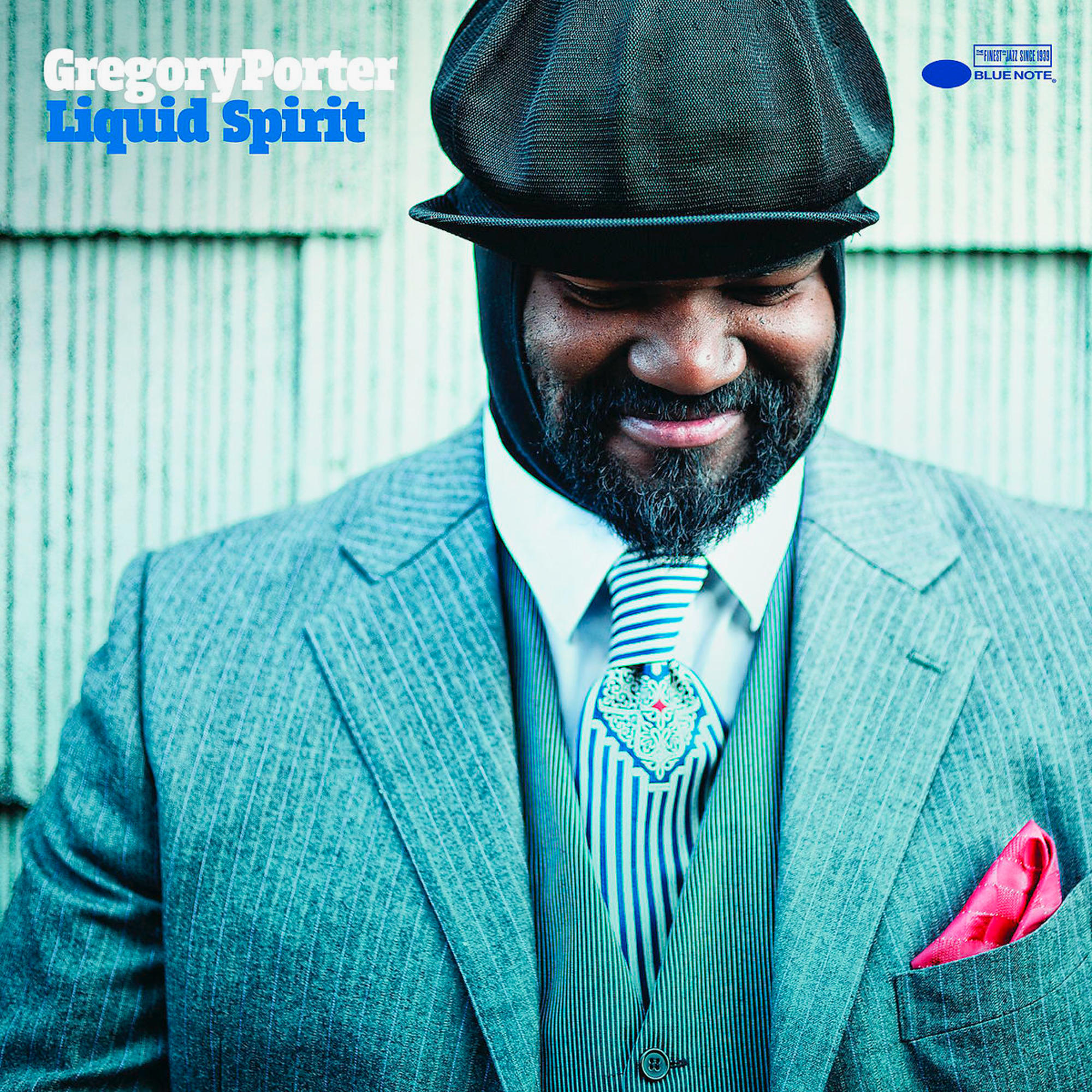 Ein Mann mit Hut und Anzug, der nach unten schaut. Auf dem Cover steht 'Liquid Spirit' von Gregory Porter.