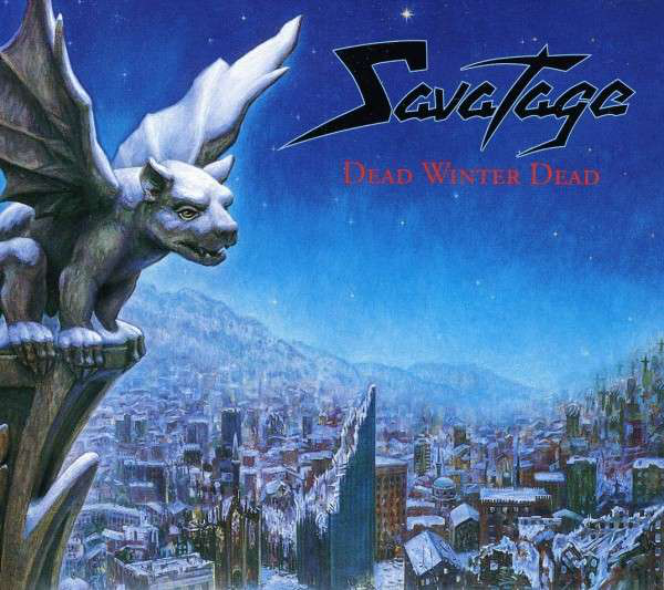 A Savatage album borítója. Garogyl egy épületen, téli város, havas hegyek, és szöveg.