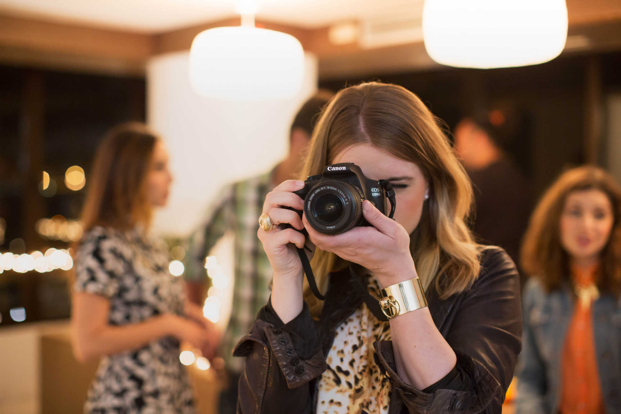 CANON EOS 1200D + Eyefi Speicherkarte Spiegelreflexkamera, 18 Megapixel, 18-55 mm Objektiv, Schwarz