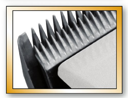 Nahaufnahme einer Metall-Haarschneidemaschinenklinge. Scharfe, silberne Zähne sind sichtbar. Die Klinge hat eine metallisch-graue Farbe.