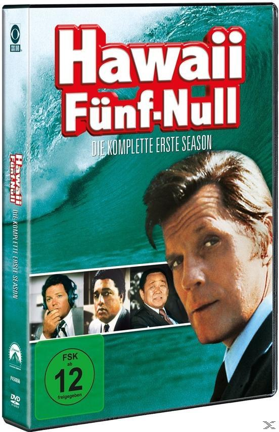 DVD-Cover von Hawaii Five-0. Zeigt Schauspieler der Serie. Im Hintergrund eine Welle. Grüner Kreis mit Text.