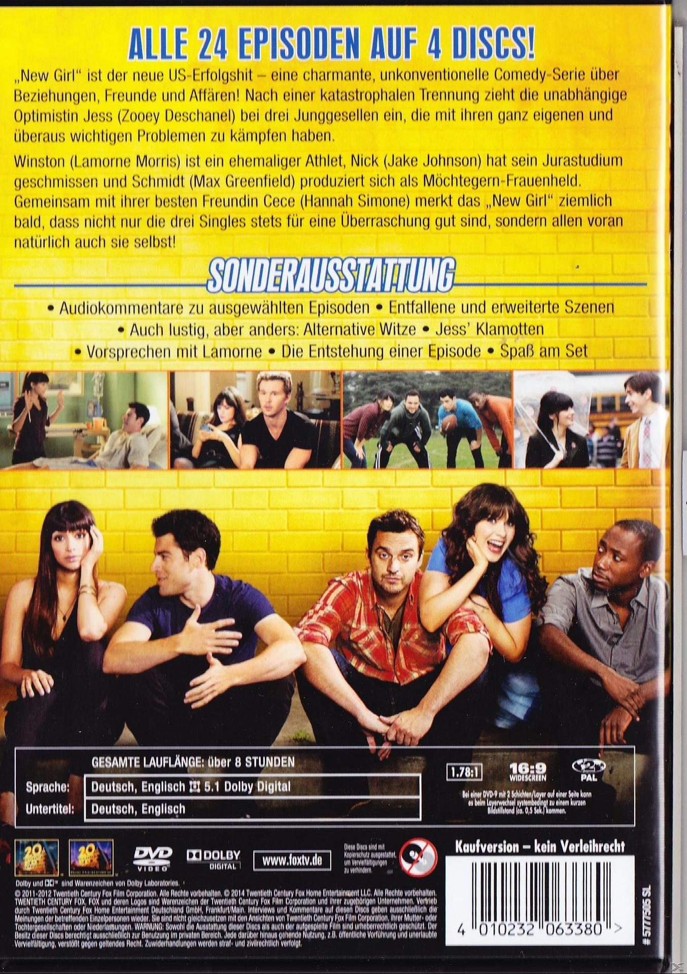 DVD-Cover von New Girl. Schauspieler sitzen auf einer Couch. Titel: New Girl. Hintergrund: Fernsehshow-Set.