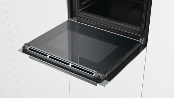 Backofen mit geöffneter Glastür, Innenraum sichtbar.
