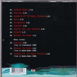 Album-Rückseite mit Titelliste. Der Hintergrund ist dunkel, der Text ist weiß und rot.
