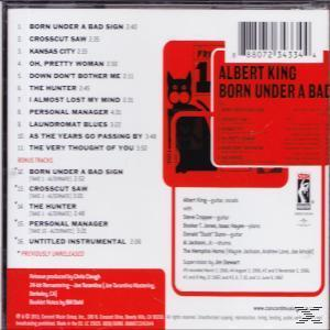 Rückseite eines Albumcovers mit Trackliste, Informationen und einer schwarzen Katzen-Silhouette.