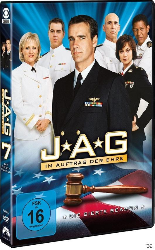 JAG-DVD-Cover. Schauspieler in Uniformen, Flaggen-Hintergrund, Hammer.
