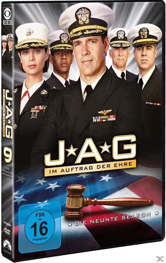 DVD-Cover. Gruppe von Leuten in Marineuniformen, ein Hammer und eine amerikanische Flagge. Der Titel ist J*A*G.