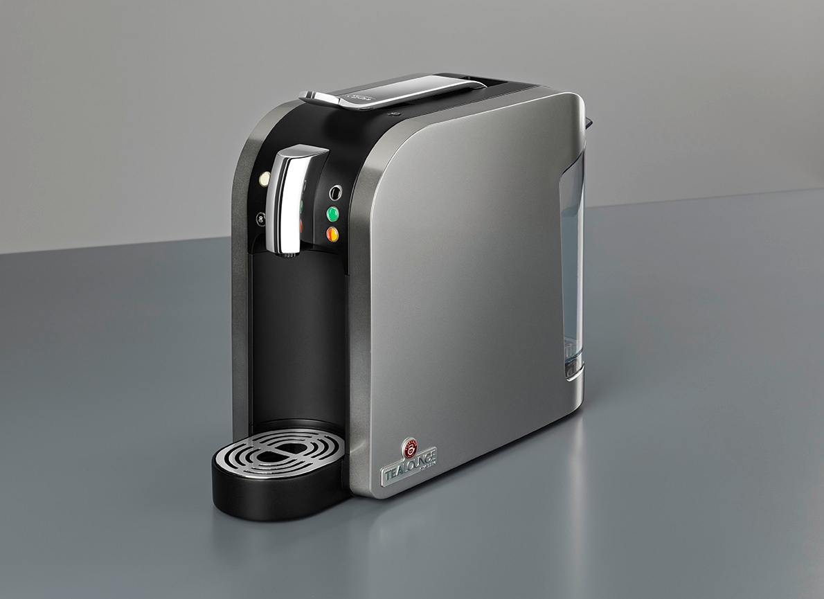 Eine grau-schwarze Kaffeemaschine mit silberner Düse und Wasserbehälter.