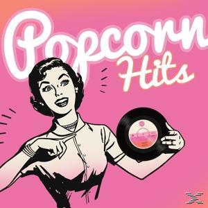 Popcorn Hits Albumcover. Frau zeigt auf eine Schallplatte, auf pinkfarbenem Hintergrund.
