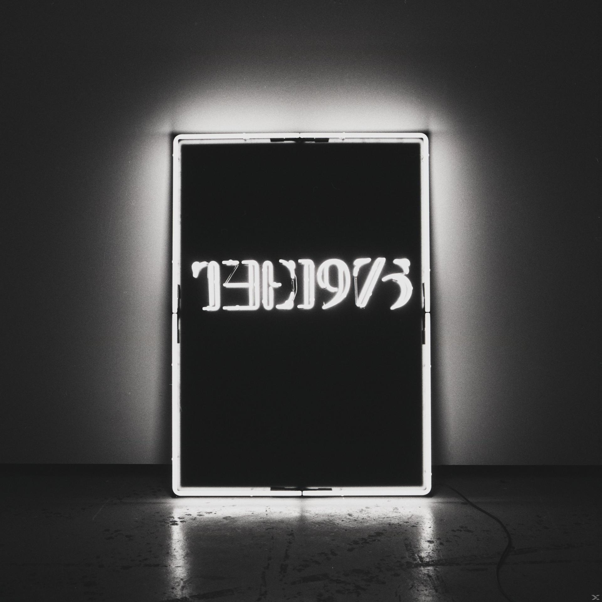 Albumcover: Neon-Schild "1975" auf schwarzem Hintergrund. Weiße Neonbuchstaben.