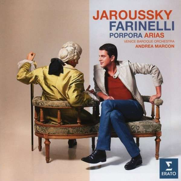 Két férfi széken ül, az egyik korabeli ruhában, a másik modern. Cím: Jaroussky Farinelli.