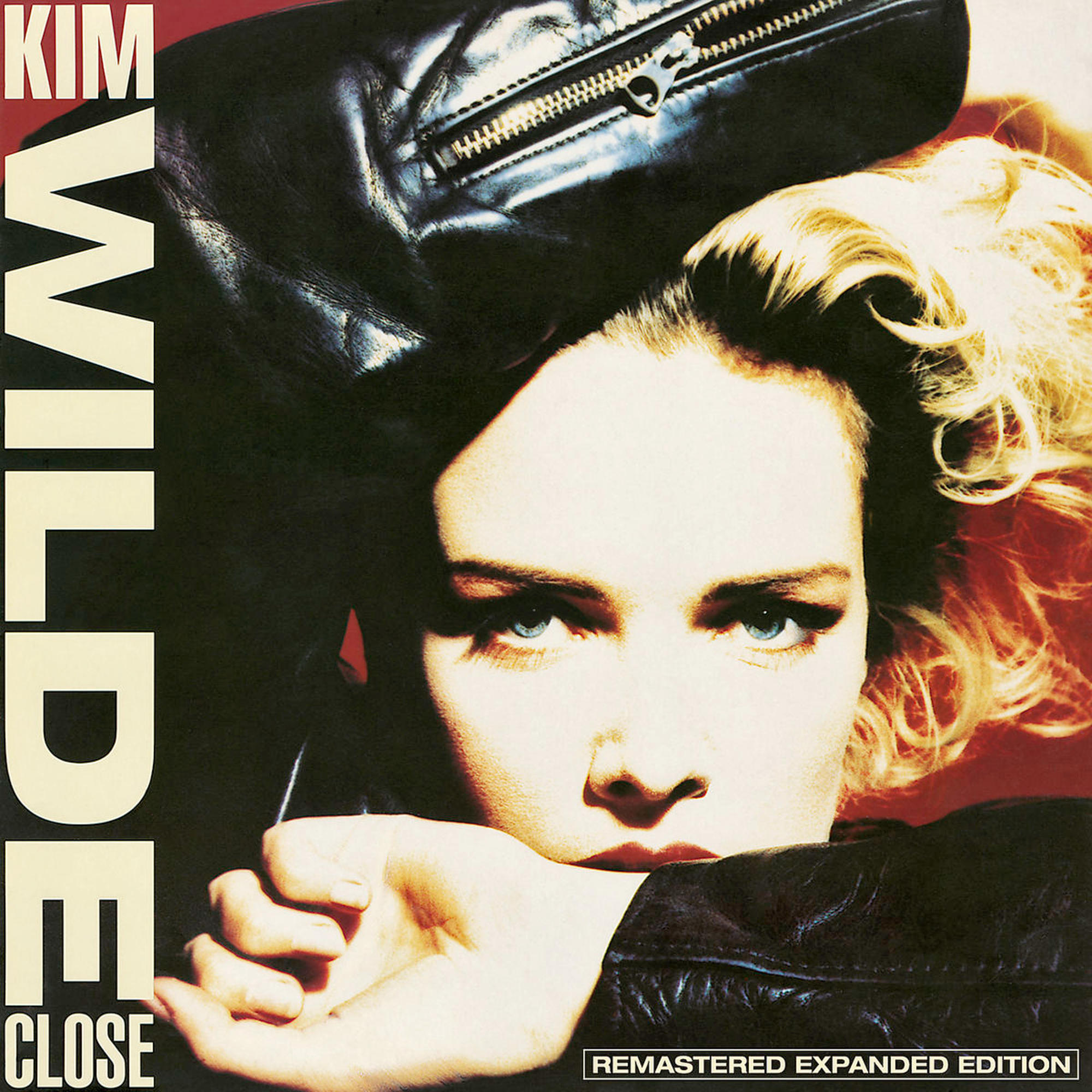 Albumcover: Kim Wilde, Close. Gesicht einer Frau in schwarzer Lederjacke, mit Text KIM WILDE CLOSE.