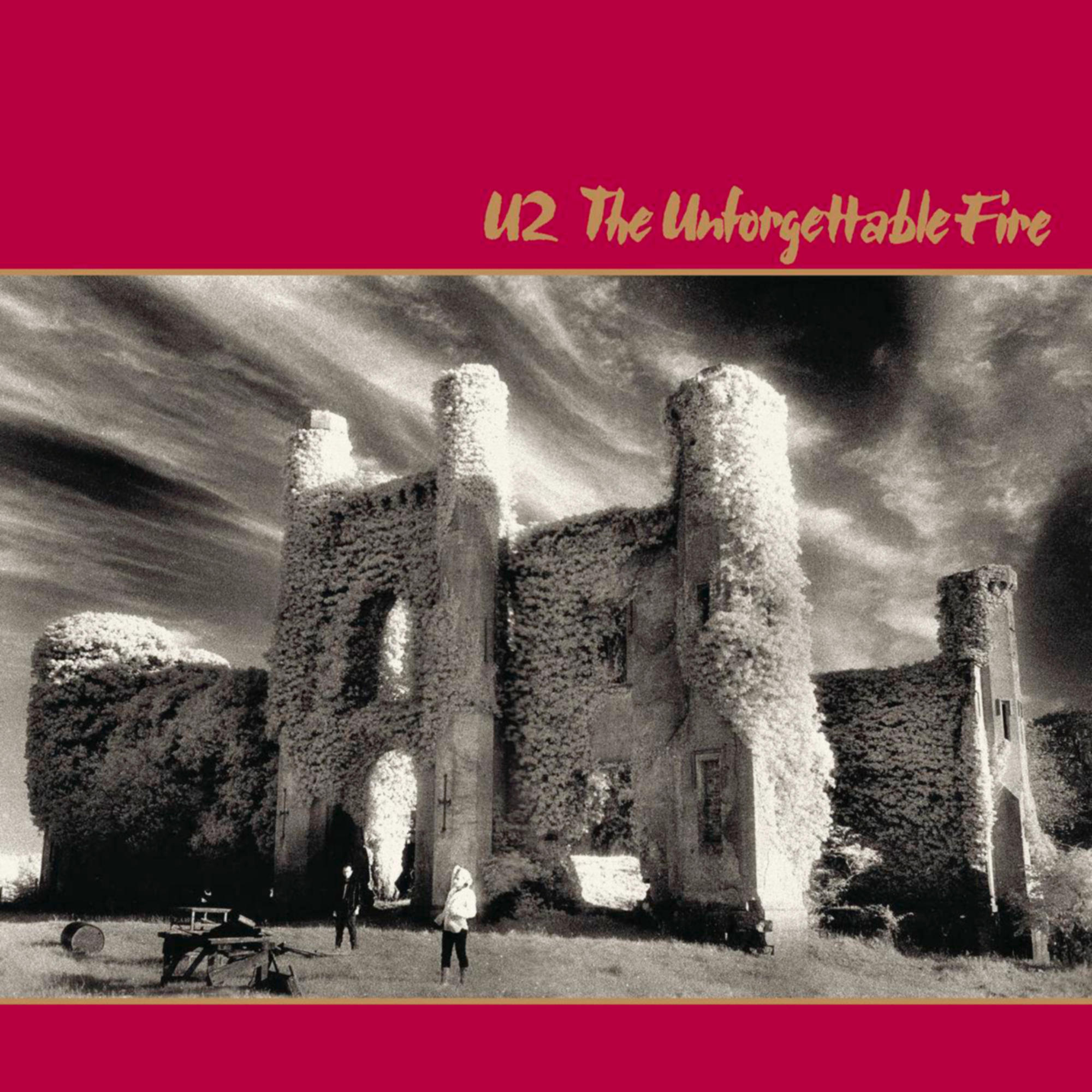 Albumcover: Ruinen eines mit Vegetation überwucherten Gebäudes, zwei Figuren stehen in der Nähe, unter bewölktem Himmel.