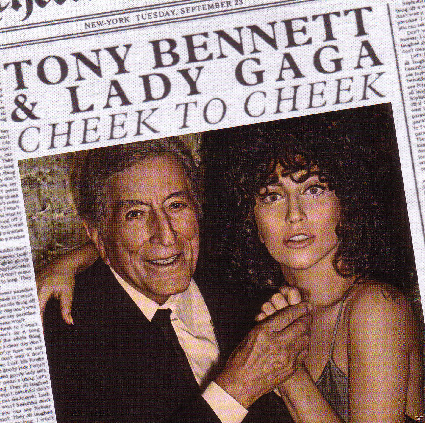 Tony Bennett et Lady Gaga dans un journal. Ils se tiennent la main, joue contre joue.