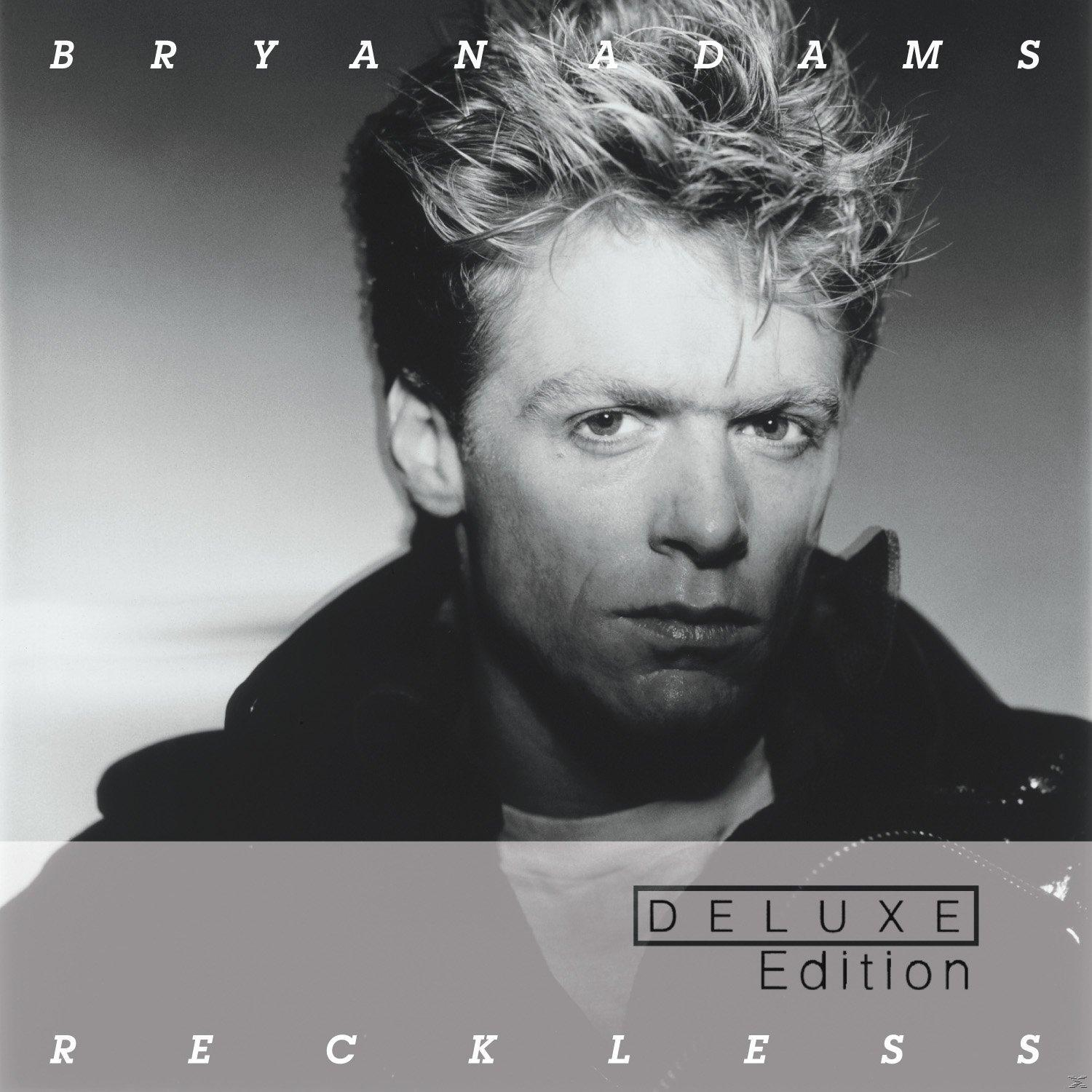 Albumcover für Bryan Adams' 'Reckless' Deluxe Edition. Es ist ein Schwarz-Weiß-Porträt von ihm.