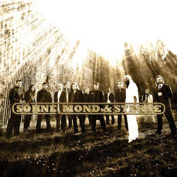 CD-Cover mit einer Gruppe von Männern, die auf einer Wiese stehen. Der Titel steht in der Mitte, Sepia-Farben.