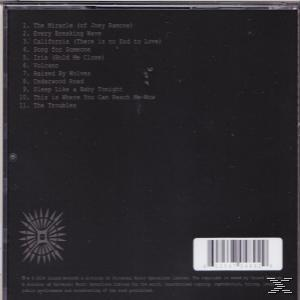 Rückseite einer CD-Hülle mit Titelliste, schwarzem Hintergrund und Logo unten.