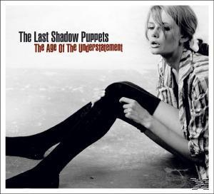 Eine Frau in gestreiftem Hemd und schwarzen Strümpfen, sitzt, mit dem Text "The Last Shadow Puppets".