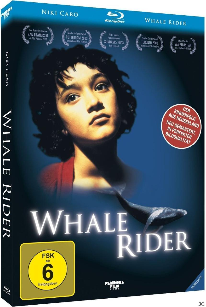 Filmplakat eines Mädchens, das nach oben schaut, Walbild. Titel: Whale Rider. Text auf Deutsch: Der Kindererfolg aus Neuseeland.