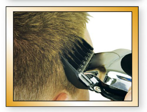 Ein Mann bekommt einen Haarschnitt mit einem Haarschneider. Das Bild ist goldfarben umrandet.