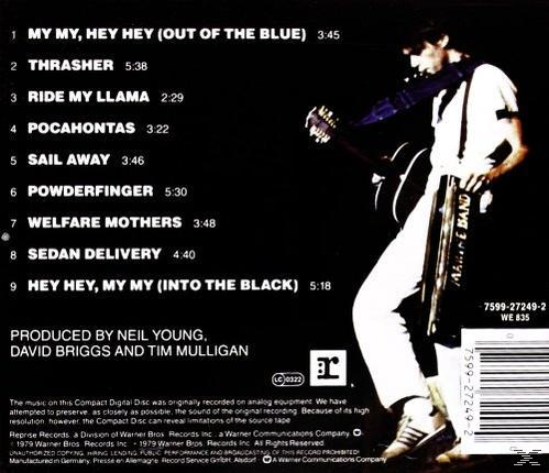 CD-Rückseite mit Titelliste und einer Silhouette eines Gitarre spielenden Musikers.