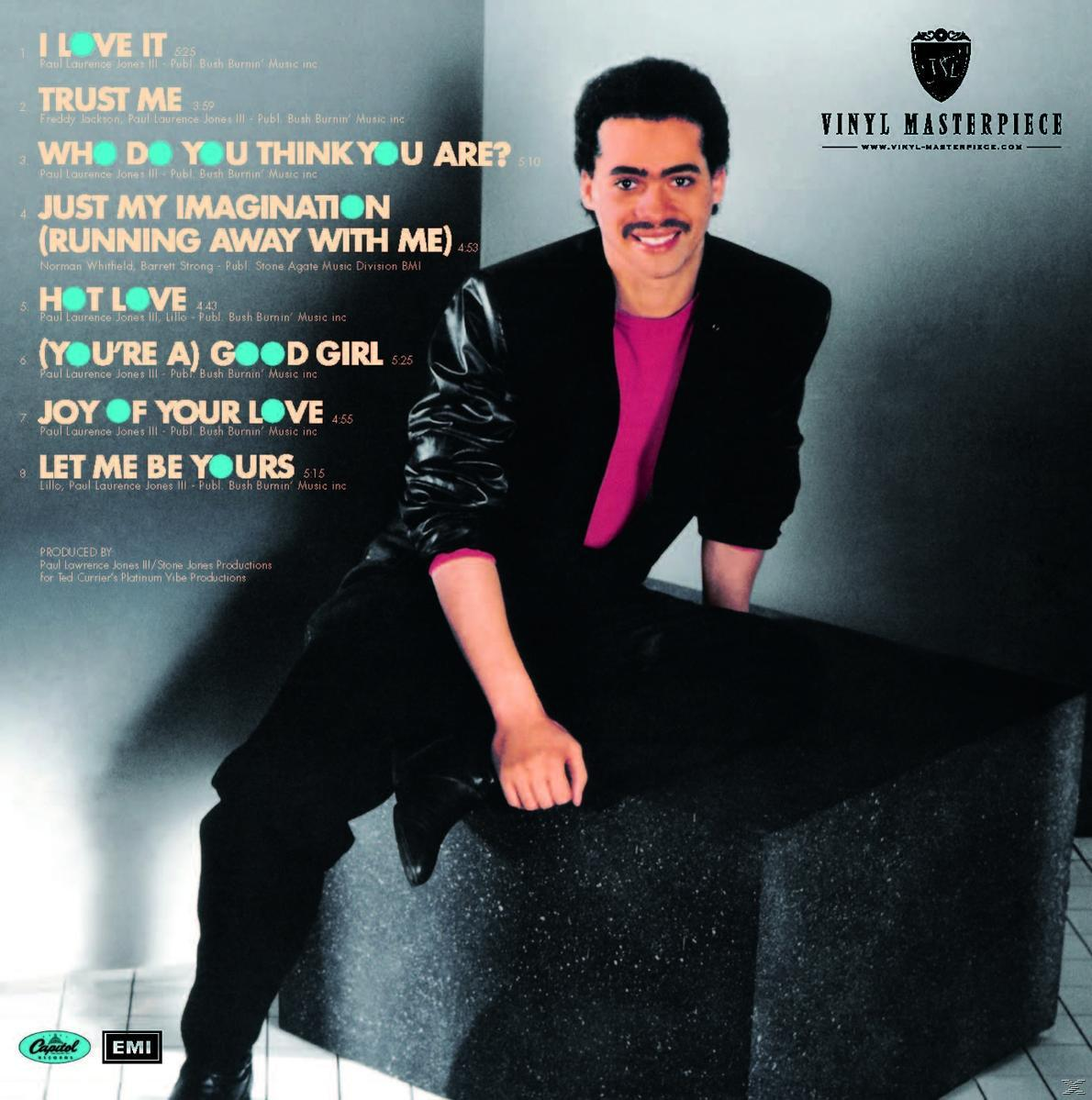 Albumcover: Ein Mann im Anzug und pinkfarbenem Hemd mit einer Titelliste links.